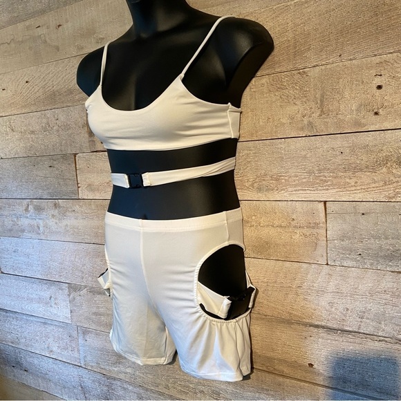 Women’s‎ white shorts  and cut out top in size medium - Picture 2 of 7
